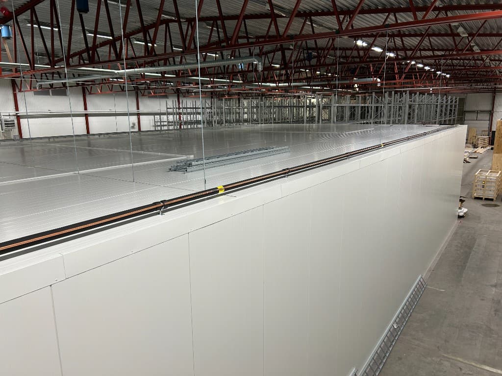 Rördragning ovan kylrum under pågående installation