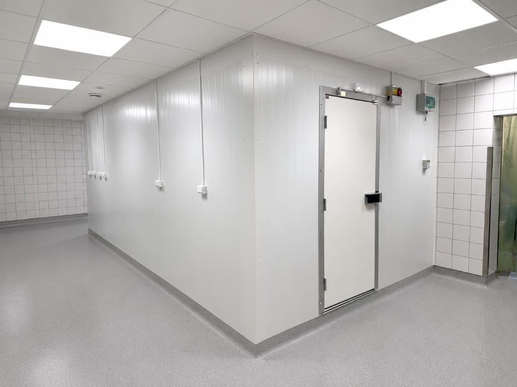 Färdigt panelbyggt kylrum med isolerad dörr och hygieniska ytor
